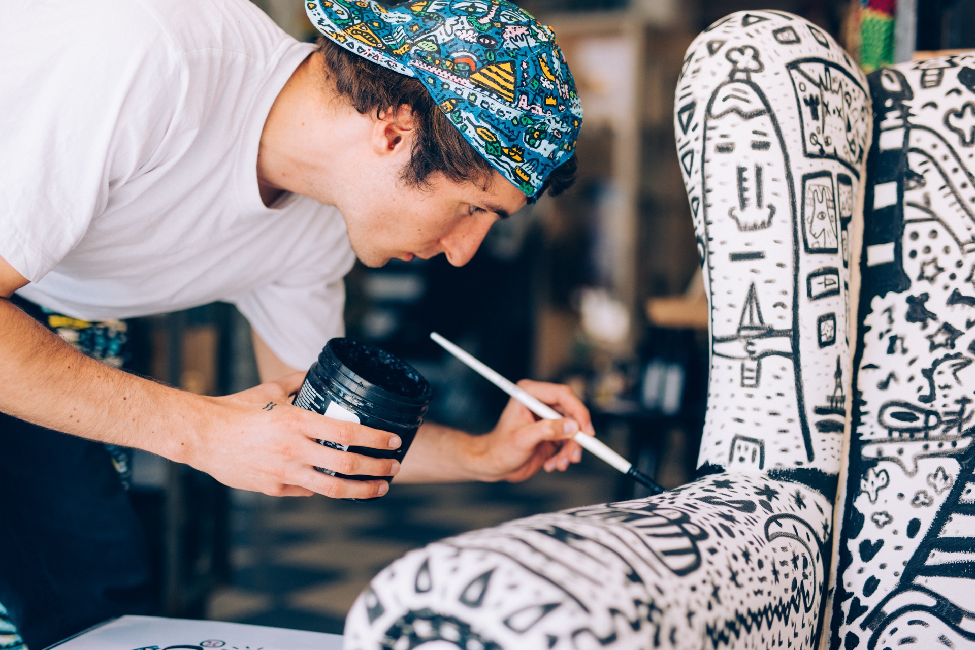 Space Raphaël working on a painted chair