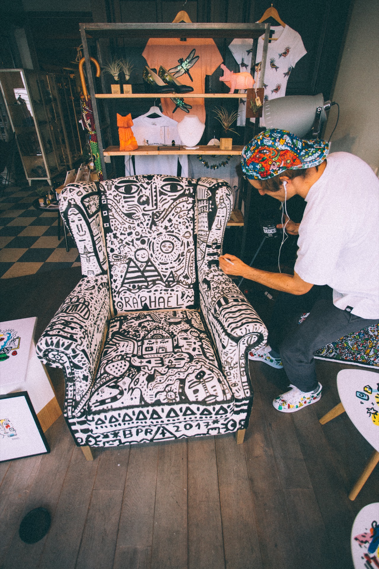 Space Raphaël painting an illustrated chair