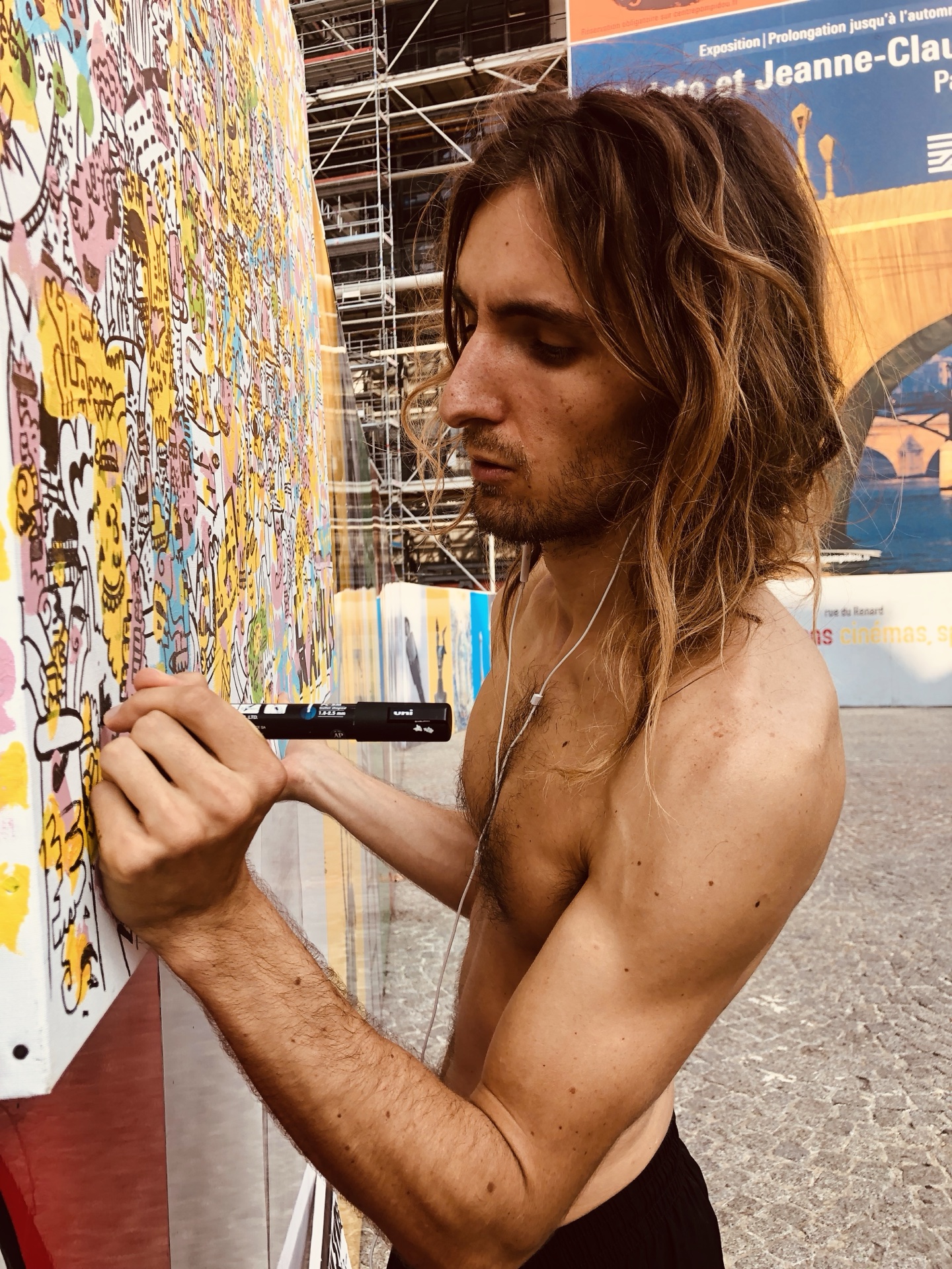 Close portrait of Space Raphaël drawing on L’Étoile du Nord